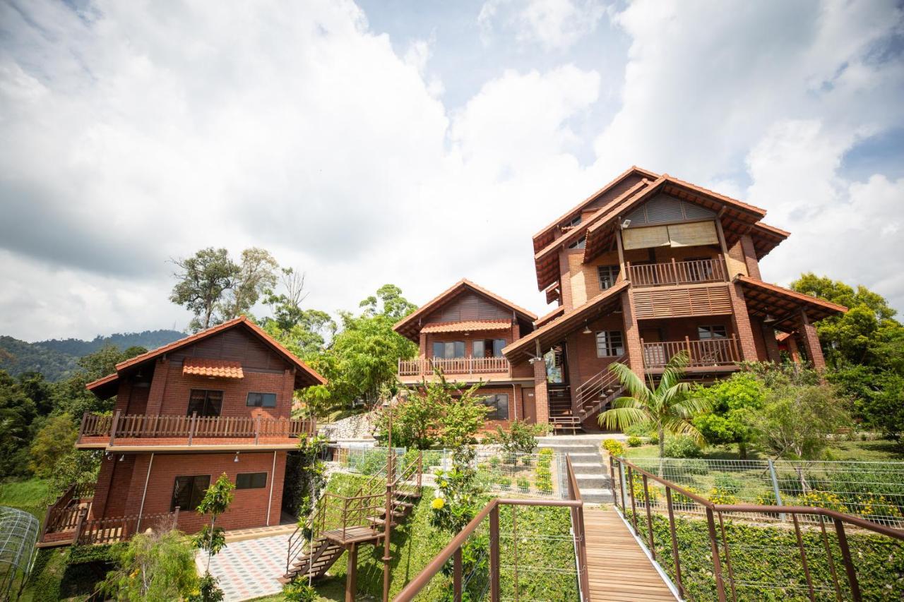 Red House The Garden Stay In Bukit Tinggi By Play Bentong Exterior photo