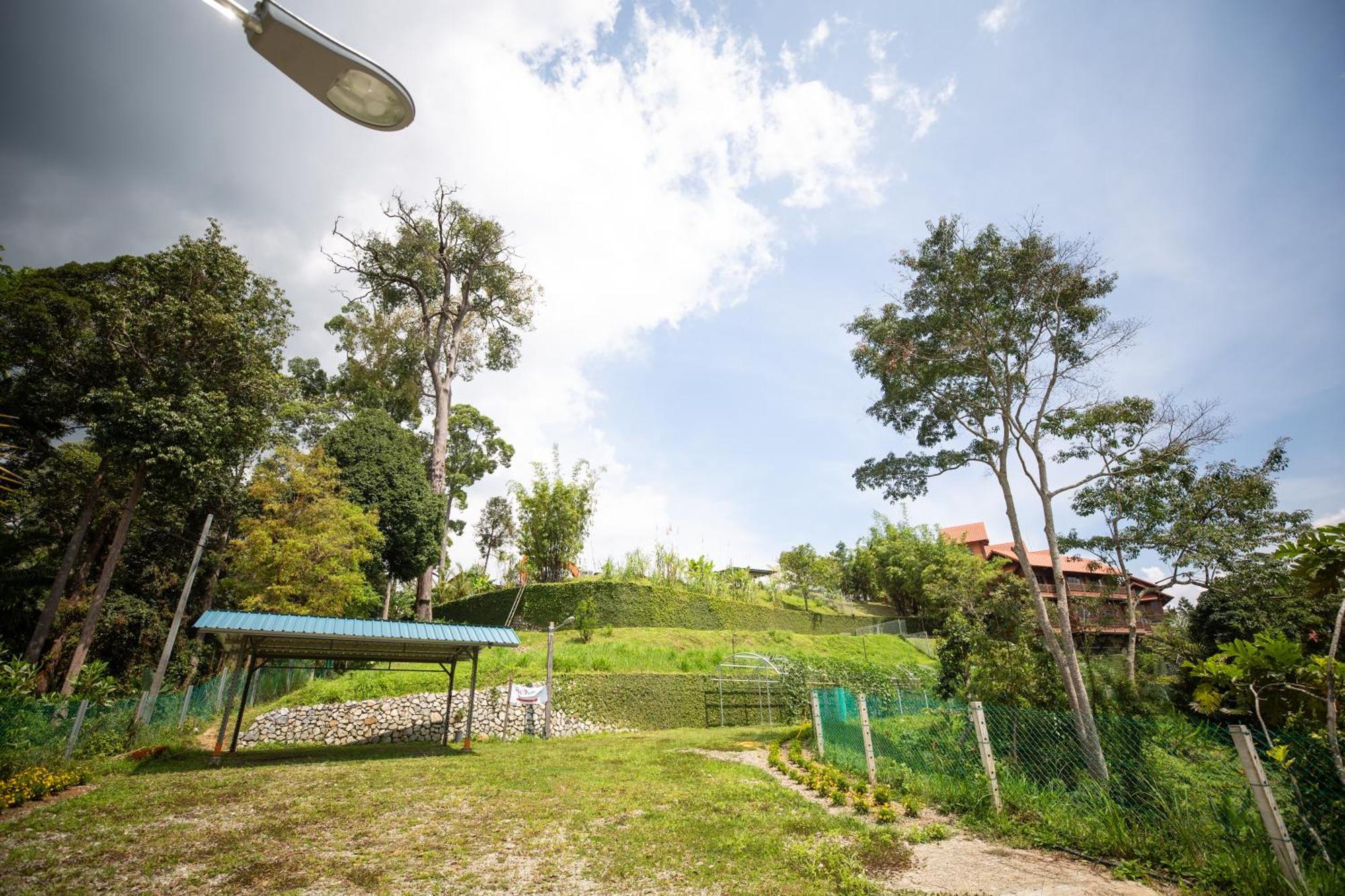 Red House The Garden Stay In Bukit Tinggi By Play Bentong Exterior photo