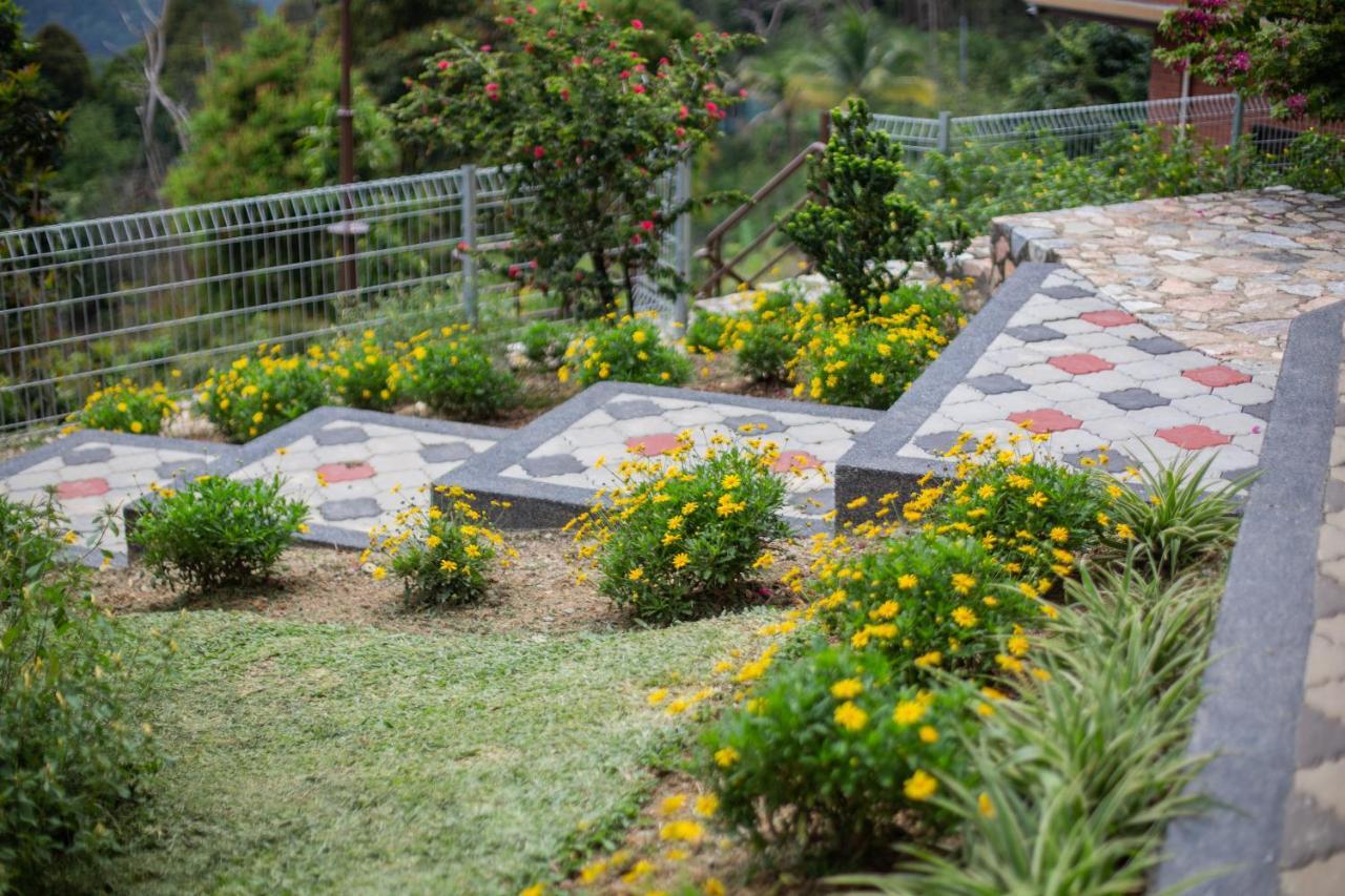 Red House The Garden Stay In Bukit Tinggi By Play Bentong Exterior photo